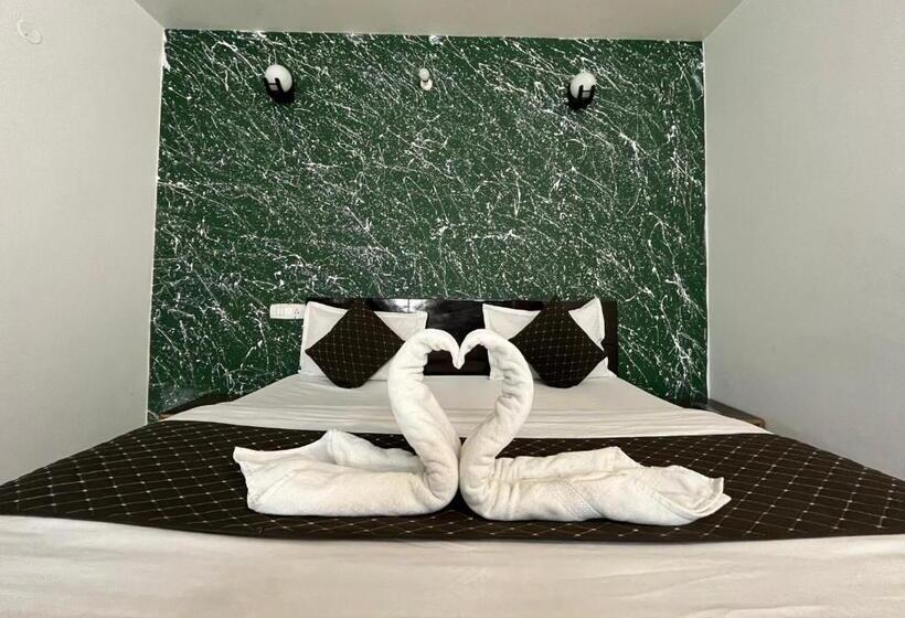 Отель The Mountain Pine