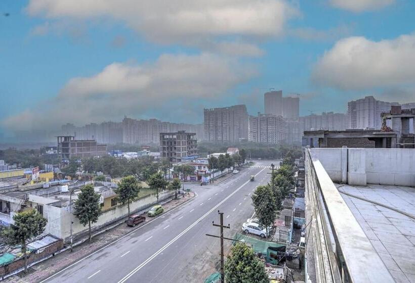 Отель The Noble Suites, Near Spectrum Mall