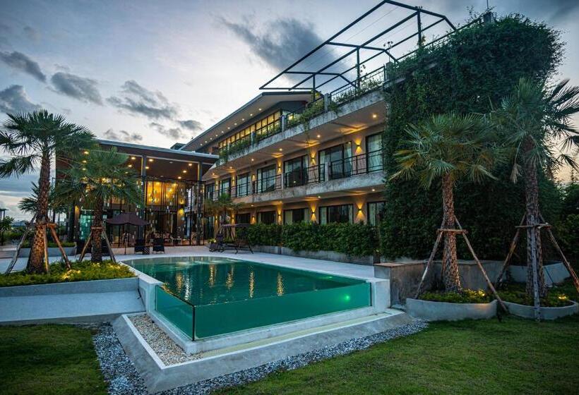 Отель The River Palm Resort