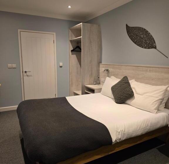 Отель The Woodmans Cottage