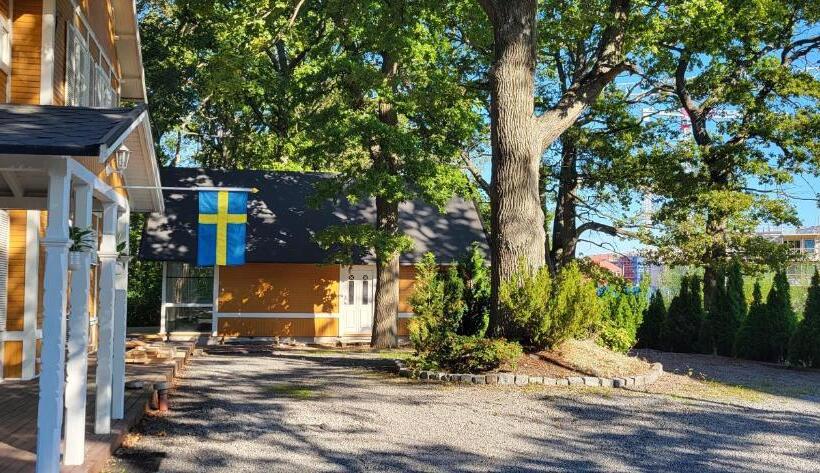 פנסיון Beautiful Lakefront House