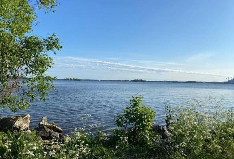 پانسیون Beautiful Lakefront House