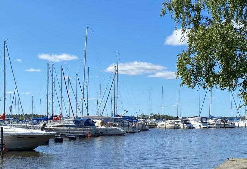 פנסיון Beautiful Lakefront House