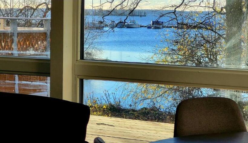 פנסיון Beautiful Lakefront House