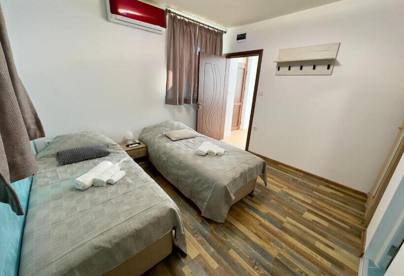 ペンション Navial