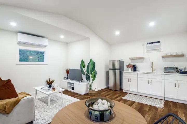 Пансион Private Gated Guest Home, 5 Miles To Downtown