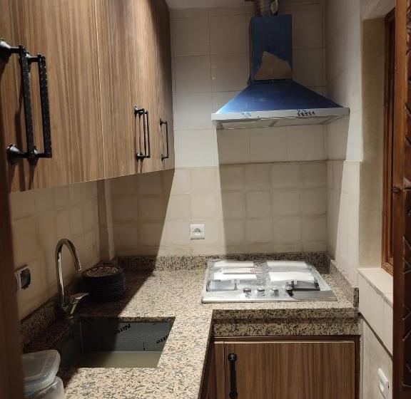 بنسيون Private Room In Apartment Tov