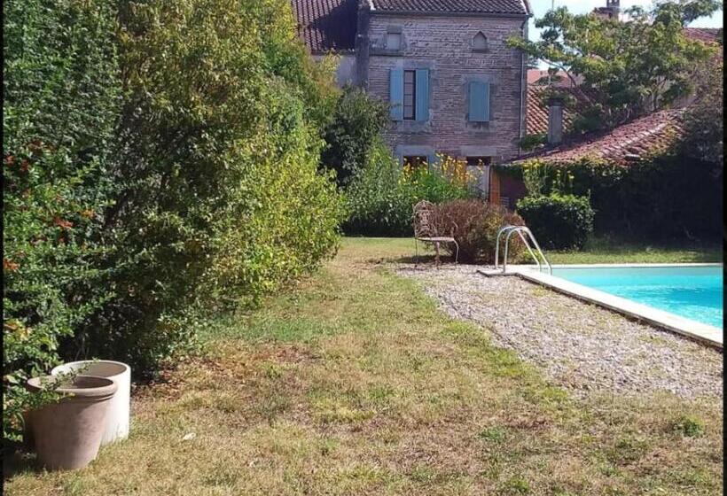 مبيت وإفطار Au Bourg