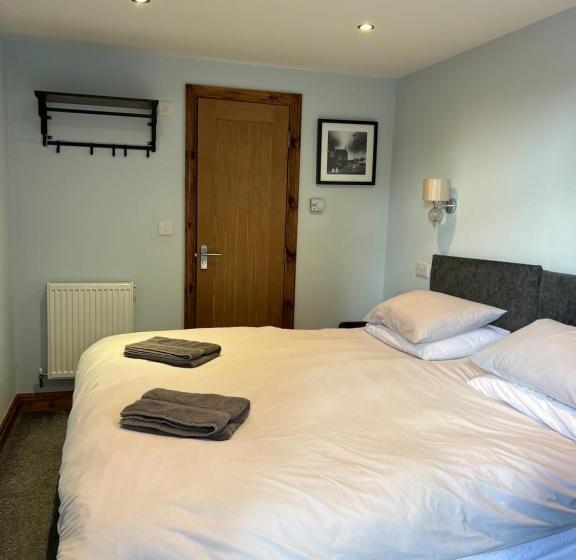 تختخواب و صبحانه Comus Inn