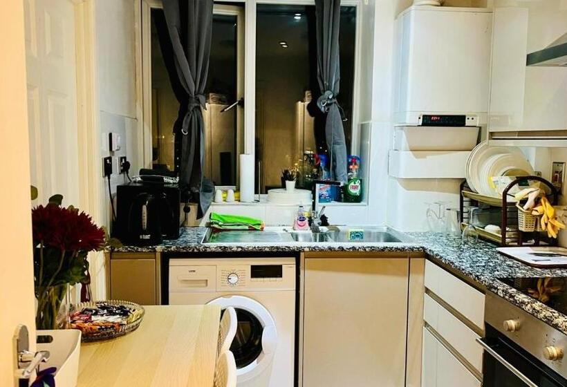 مبيت وإفطار City View Sunset Luxurious Apartment In London Zone 1 Including One Family Twin Room With Its Own St