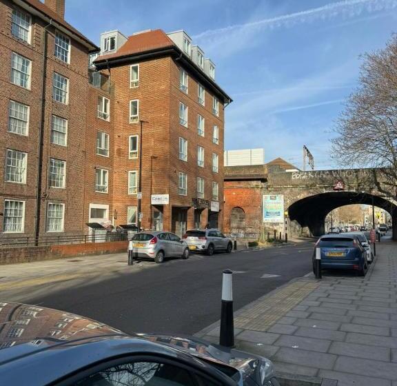 مبيت وإفطار City View Sunset Luxurious Apartment In London Zone 1 Including One Family Twin Room With Its Own St