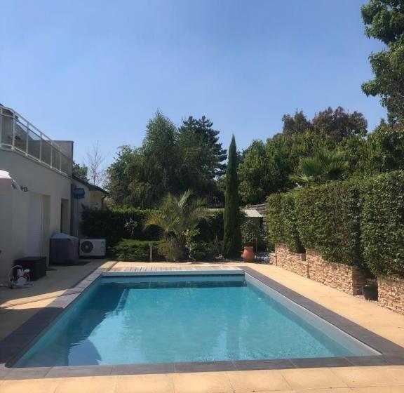 تختخواب و صبحانه Villa La Combe