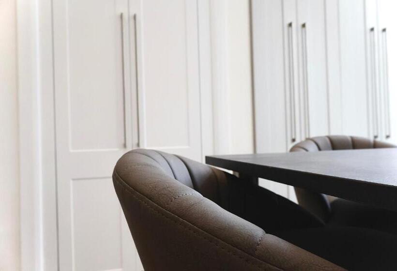 ホテル Alban Suites