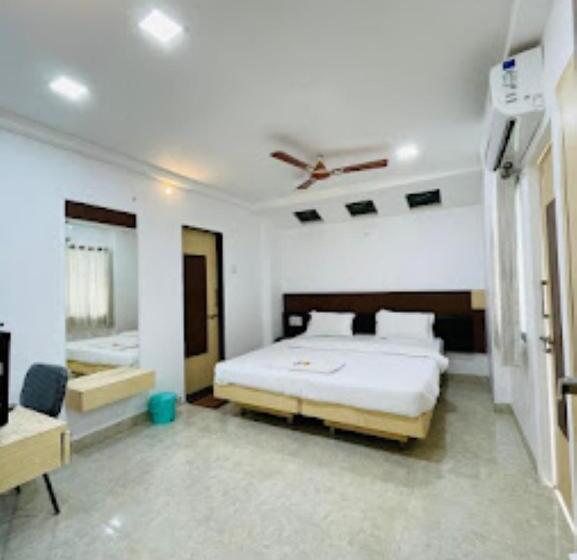 ホテル Holiday Pride Aurangabad