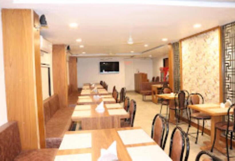 ホテル Holiday Pride Aurangabad