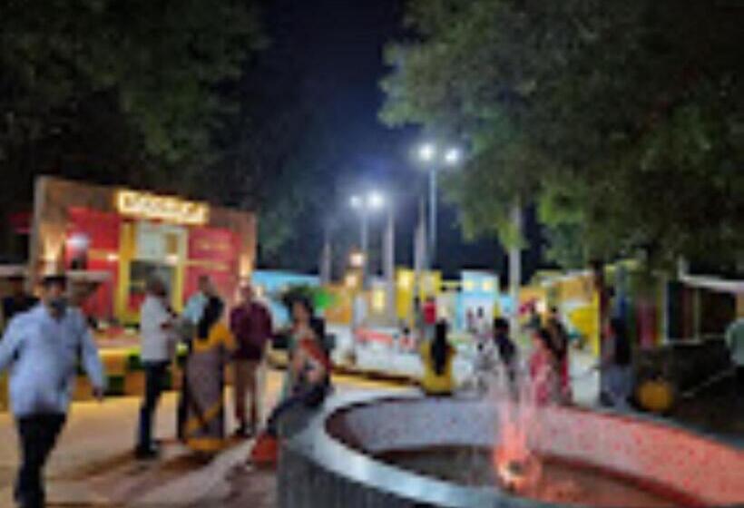 Отель Rasraj , Dhule