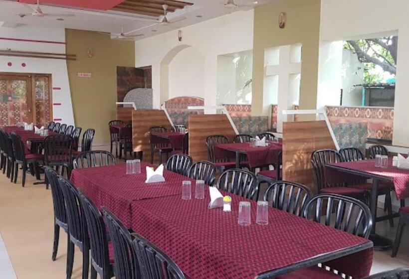 Отель Rasraj , Dhule