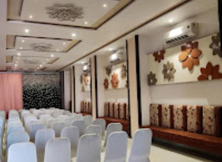 ホテル Royal Rasraj , Dhule