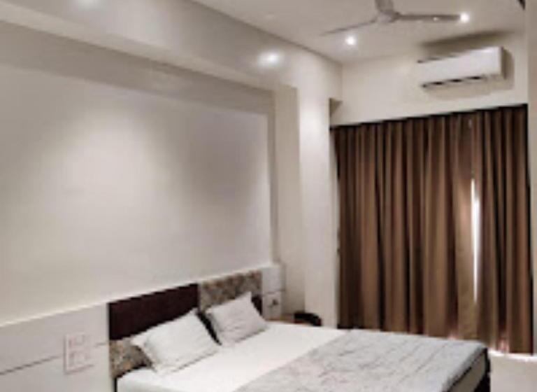 ホテル Royal Rasraj , Dhule