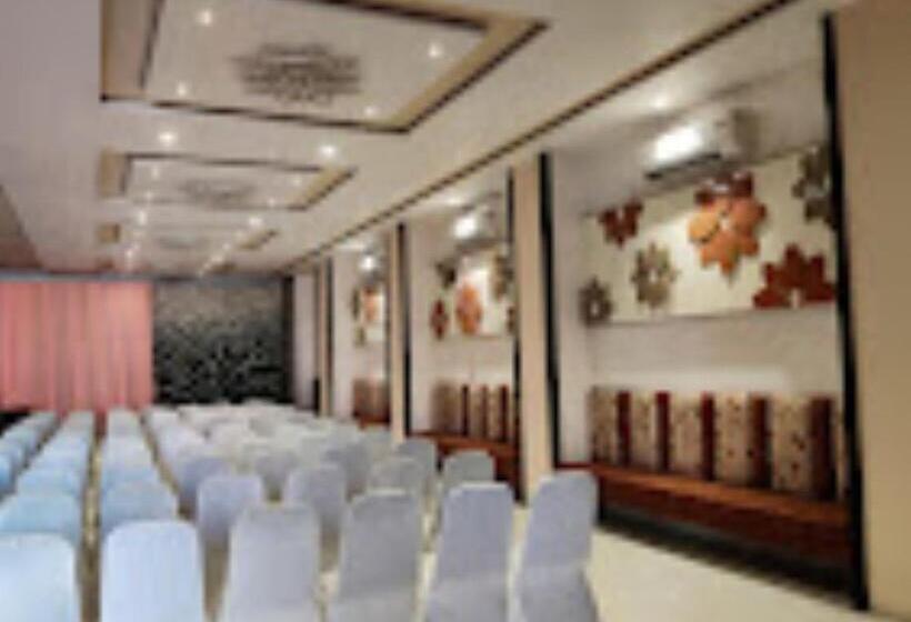 ホテル Royal Rasraj , Dhule