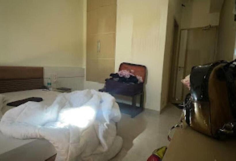 ホテル Royal Rasraj , Dhule