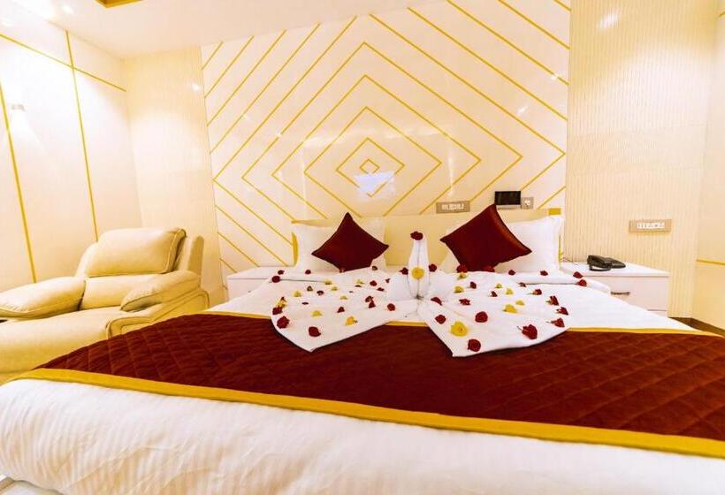 Отель Royal Stay