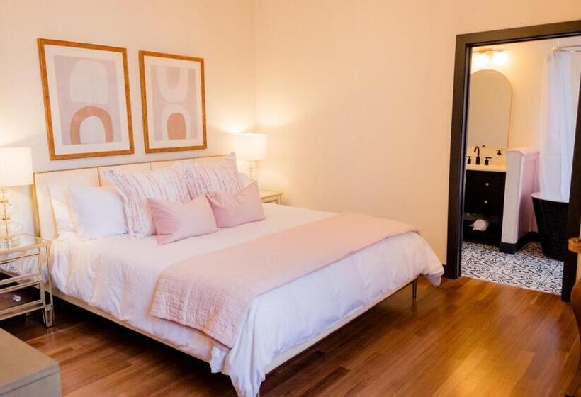 ホテル Speakeasy Suites Sleeps 18