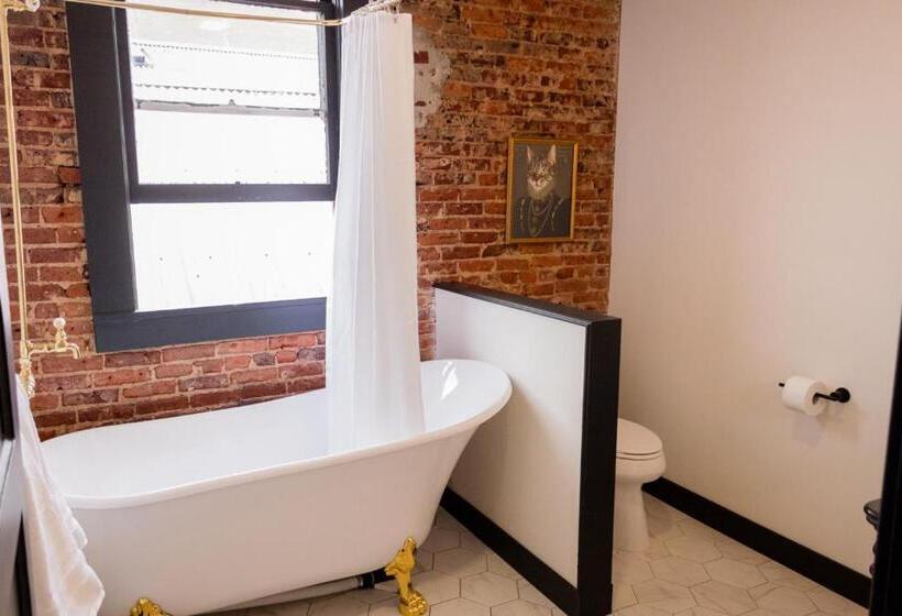 ホテル Speakeasy Suites Sleeps 18