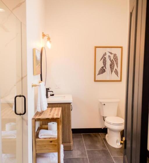 ホテル Speakeasy Suites Sleeps 18