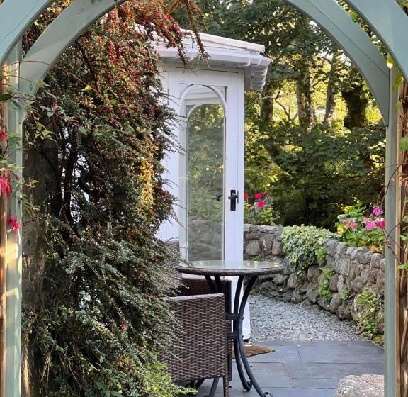 Old Mill Retreat, By River/sea/country Nr Barmouth Dogs