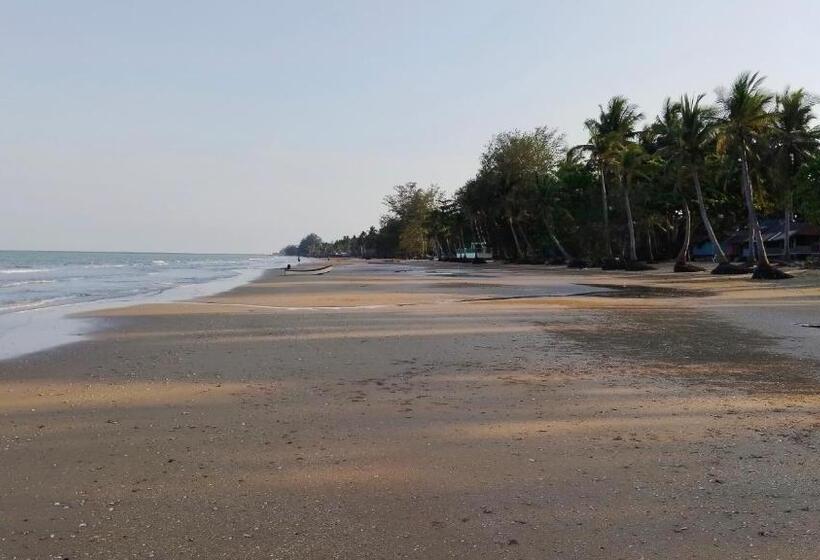 Пансион บ้านระเบียงเลหลังสวน Room A