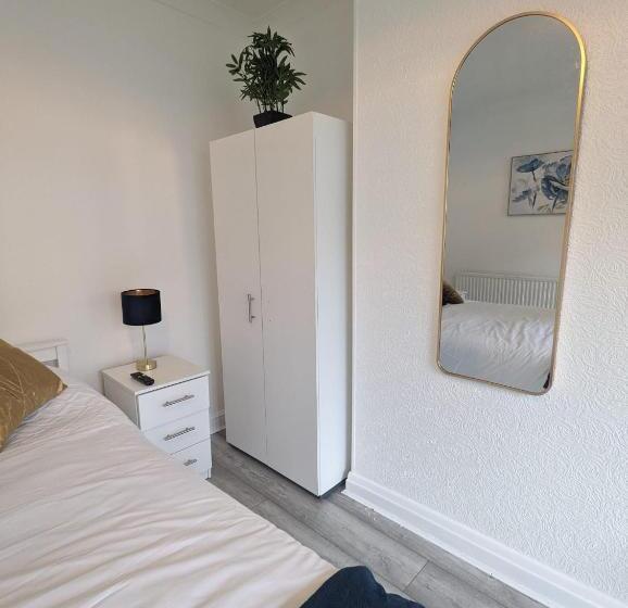 Пансион The Manor Guest House In Wembley