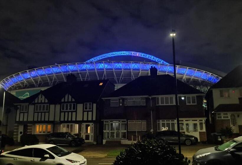 Пансион The Manor Guest House In Wembley