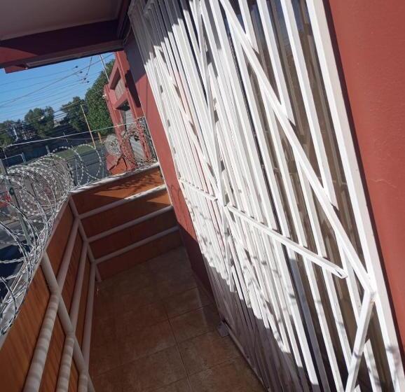 Пансион Hostal Gotravels