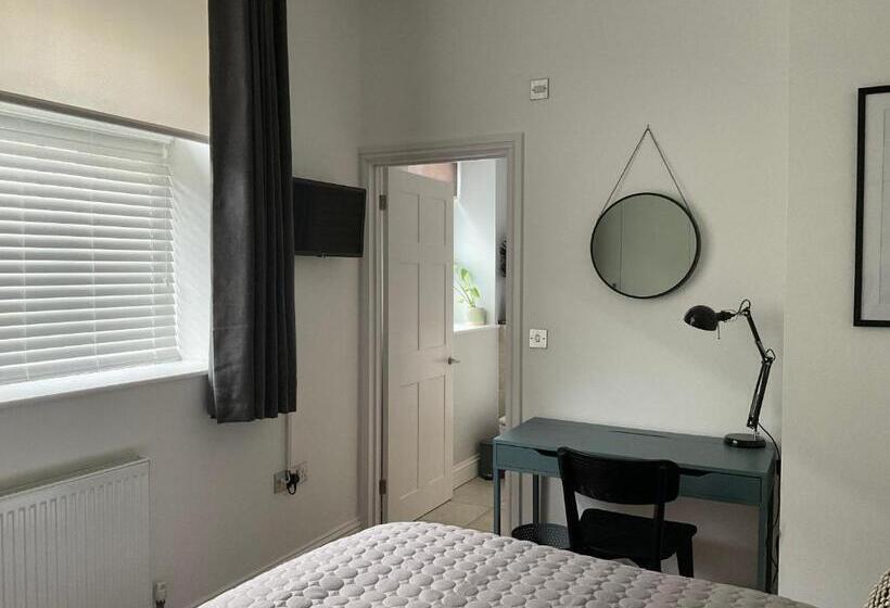 צימר Private Double Room With Ensuite, No Breakfast, Truro City Centre