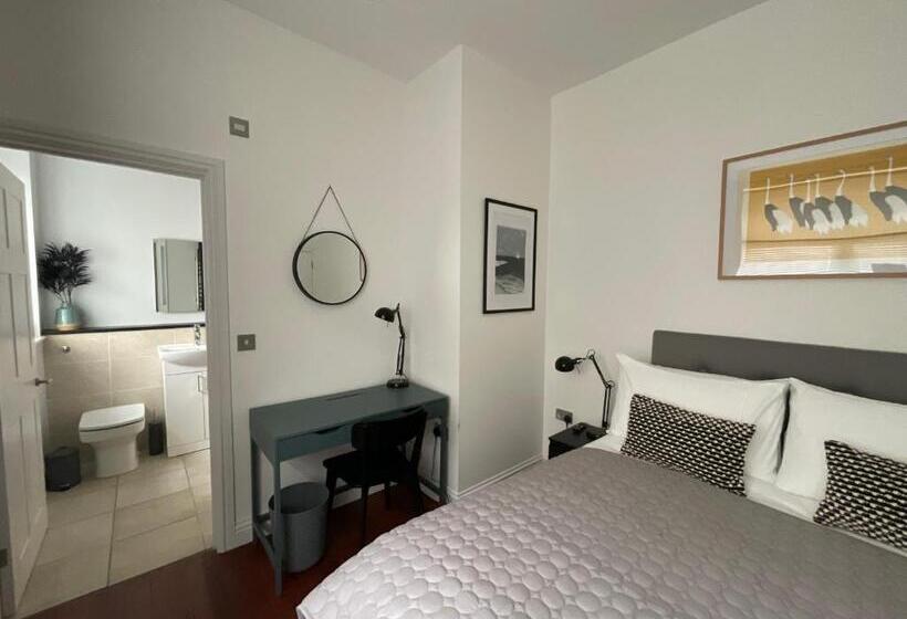 צימר Private Double Room With Ensuite, No Breakfast, Truro City Centre