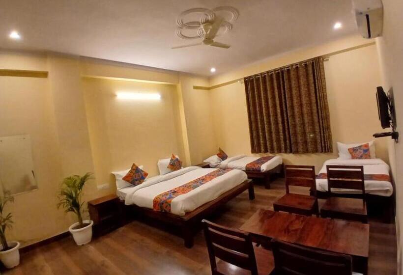 Отель Fabexpress Golden Manor Inn