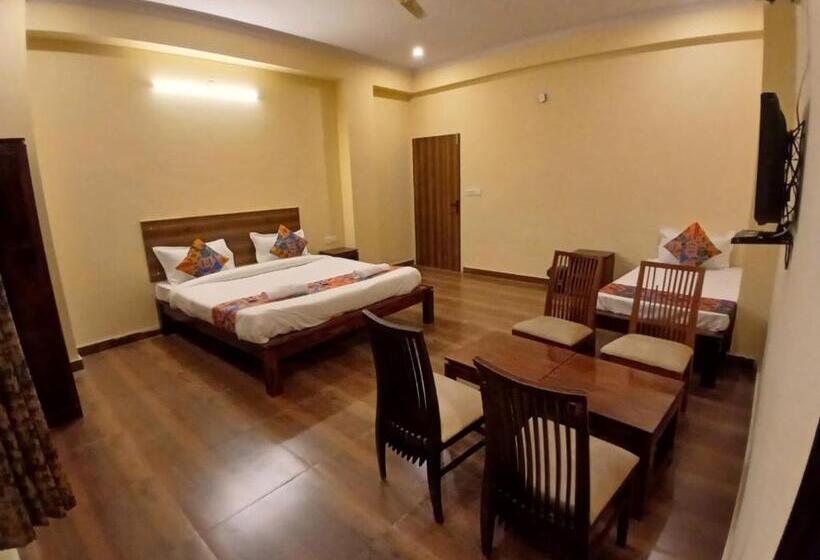 Отель Fabexpress Golden Manor Inn