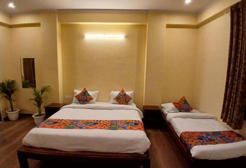 Отель Fabexpress Golden Manor Inn