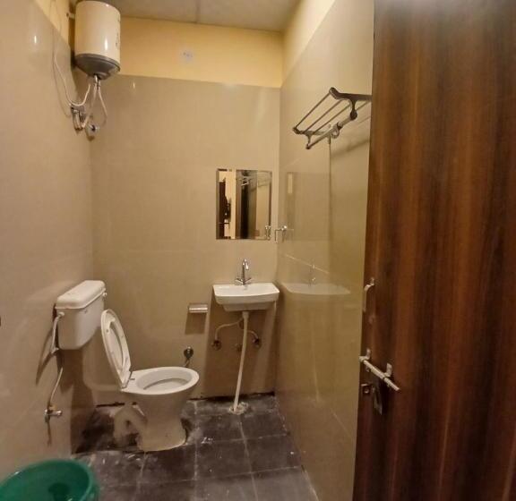 Отель Fabexpress Golden Manor Inn