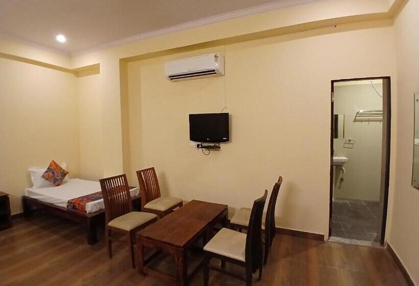 Отель Fabexpress Golden Manor Inn