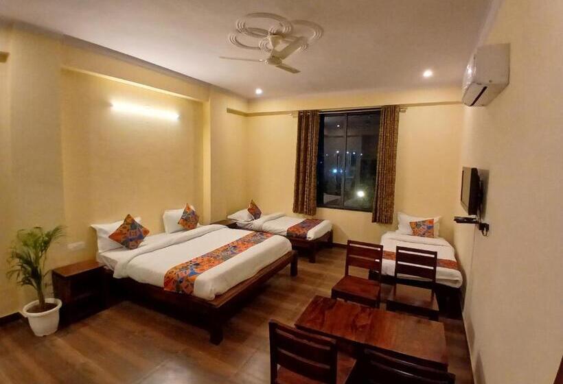 Отель Fabexpress Golden Manor Inn