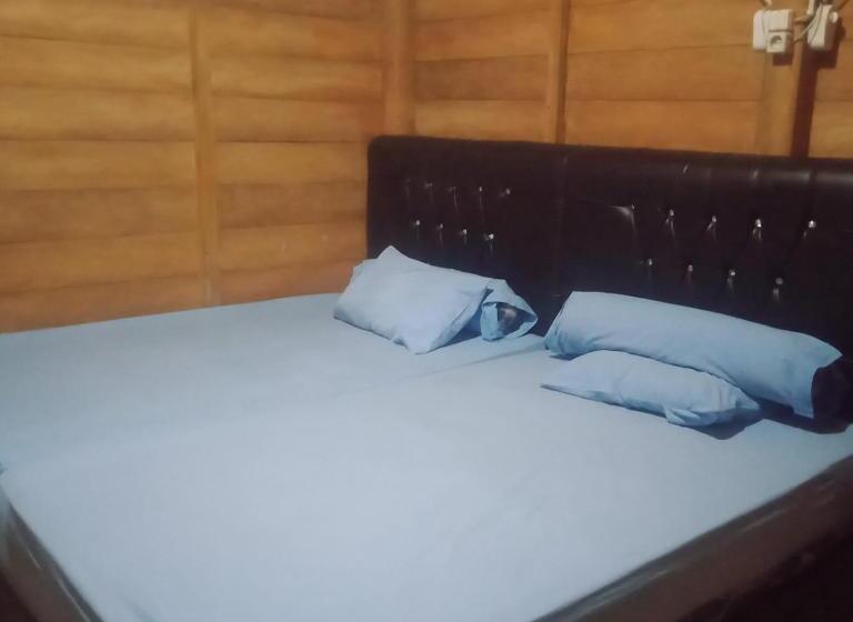 فندق Karang Besi Losmen