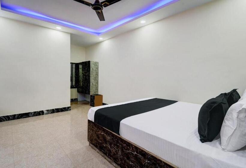 בית מלון כפרי Oyo Gajraj Banquet Hall Guest House