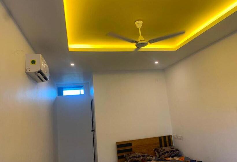 בית מלון כפרי Oyo S N M Rooms