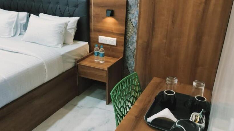 호텔 The Royal Moon