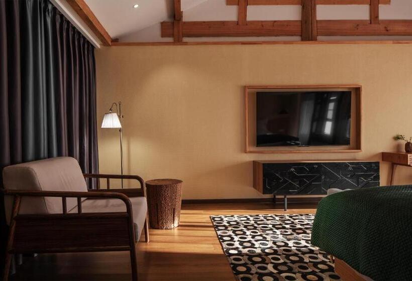 Lijiang Man She   Snow Mountain View Designer B&b