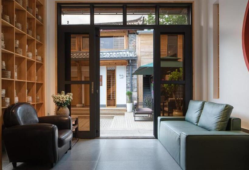 Lijiang Man She   Snow Mountain View Designer B&b