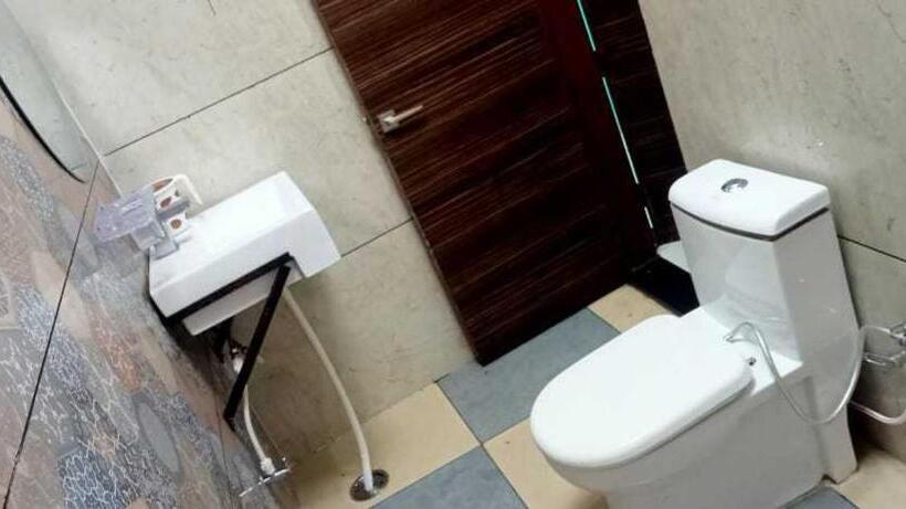 Oyo Red Rose Hotel & Restaurant