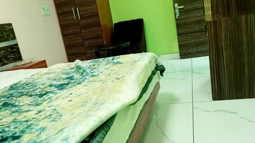 Oyo Red Rose Hotel & Restaurant